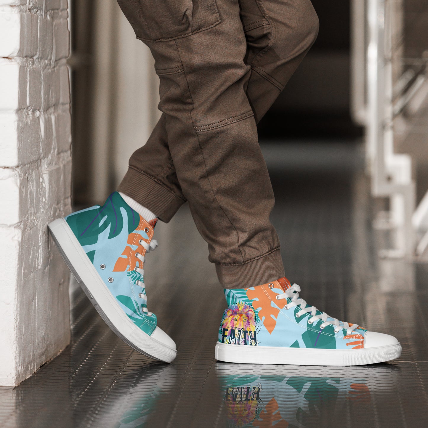 We Walk in the Light – 1 John 1:7, Men’s high top canvas shoes